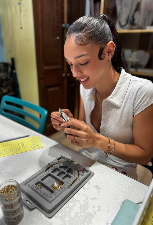 Custom name jewelry: The Amaya
