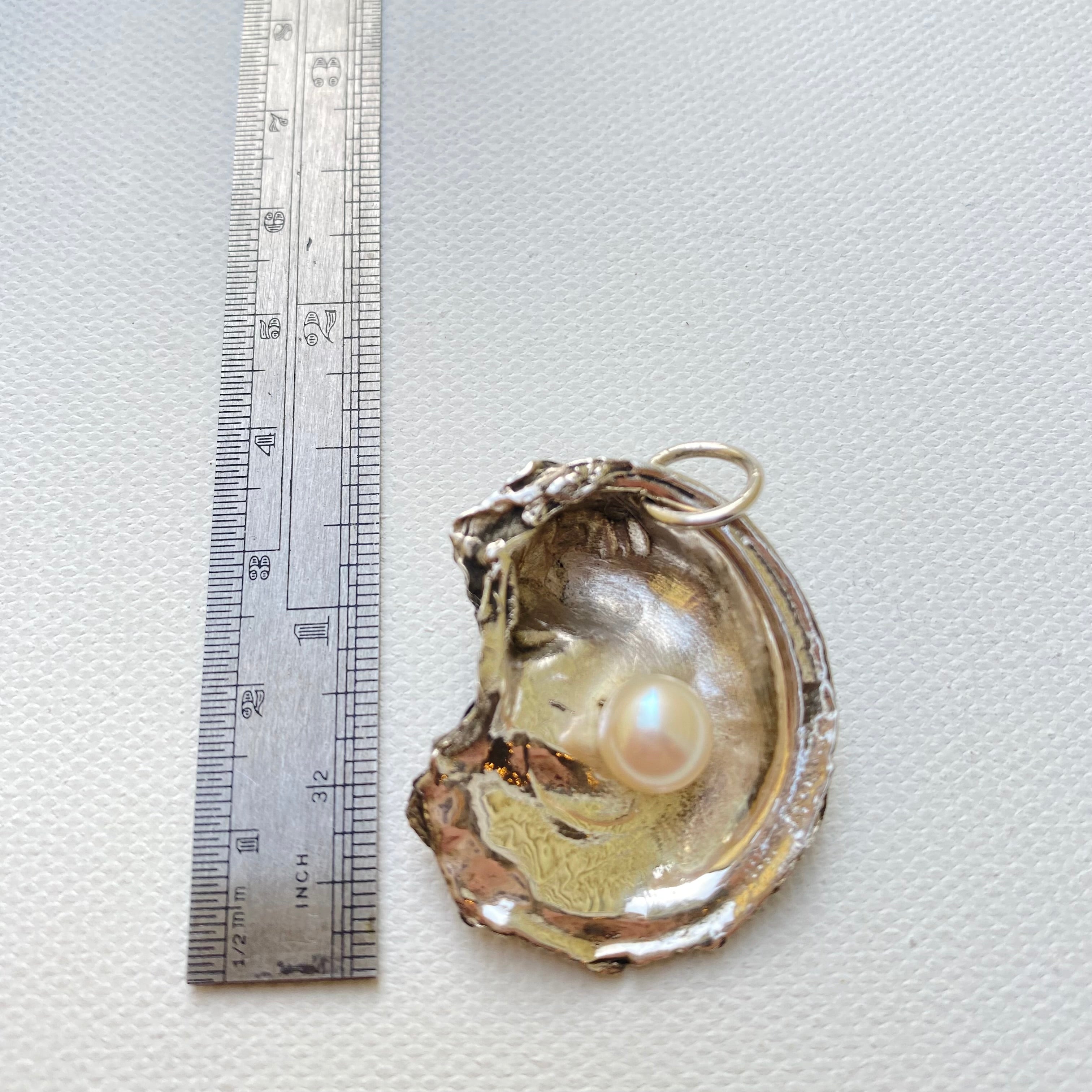 A Large sterling silver oyster pendant with white freshwater pearl 